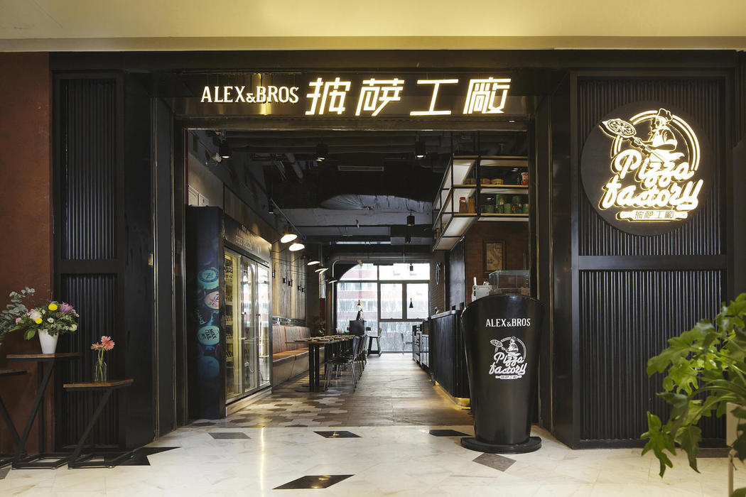 吕爱华第八届筑巢奖餐饮空间提名奖作品《披萨工厂》入口，后现代工业风强化品牌识别、顾客动线和消费记忆点